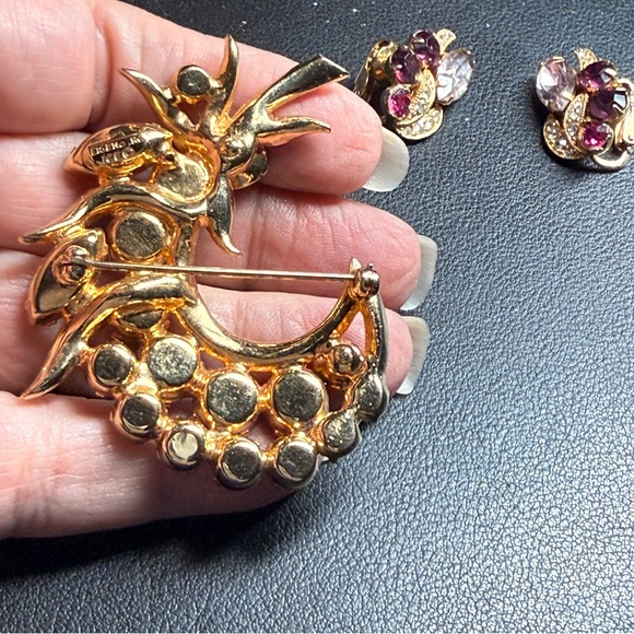 Vintage Eisenberg Ice Demi Parure 2 Shades of Purple Rhinestone Brooch Earrings - Picture 5 of 9